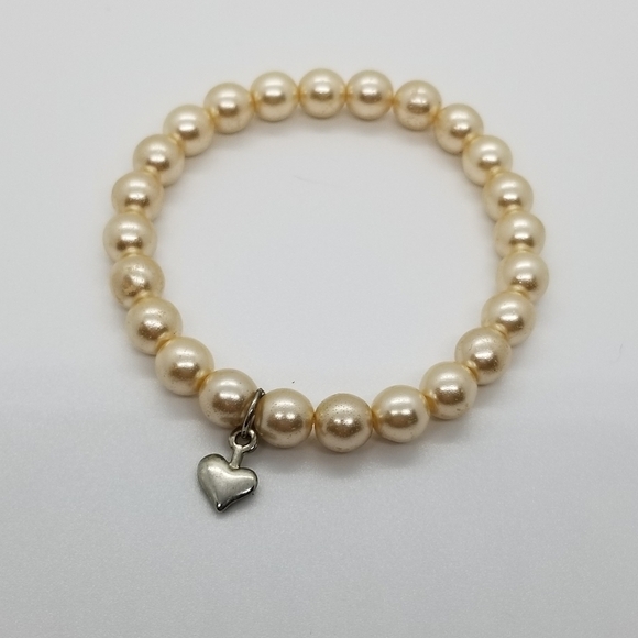 faux pearl stretch bracelet with heart charm - Picture 1 of 3